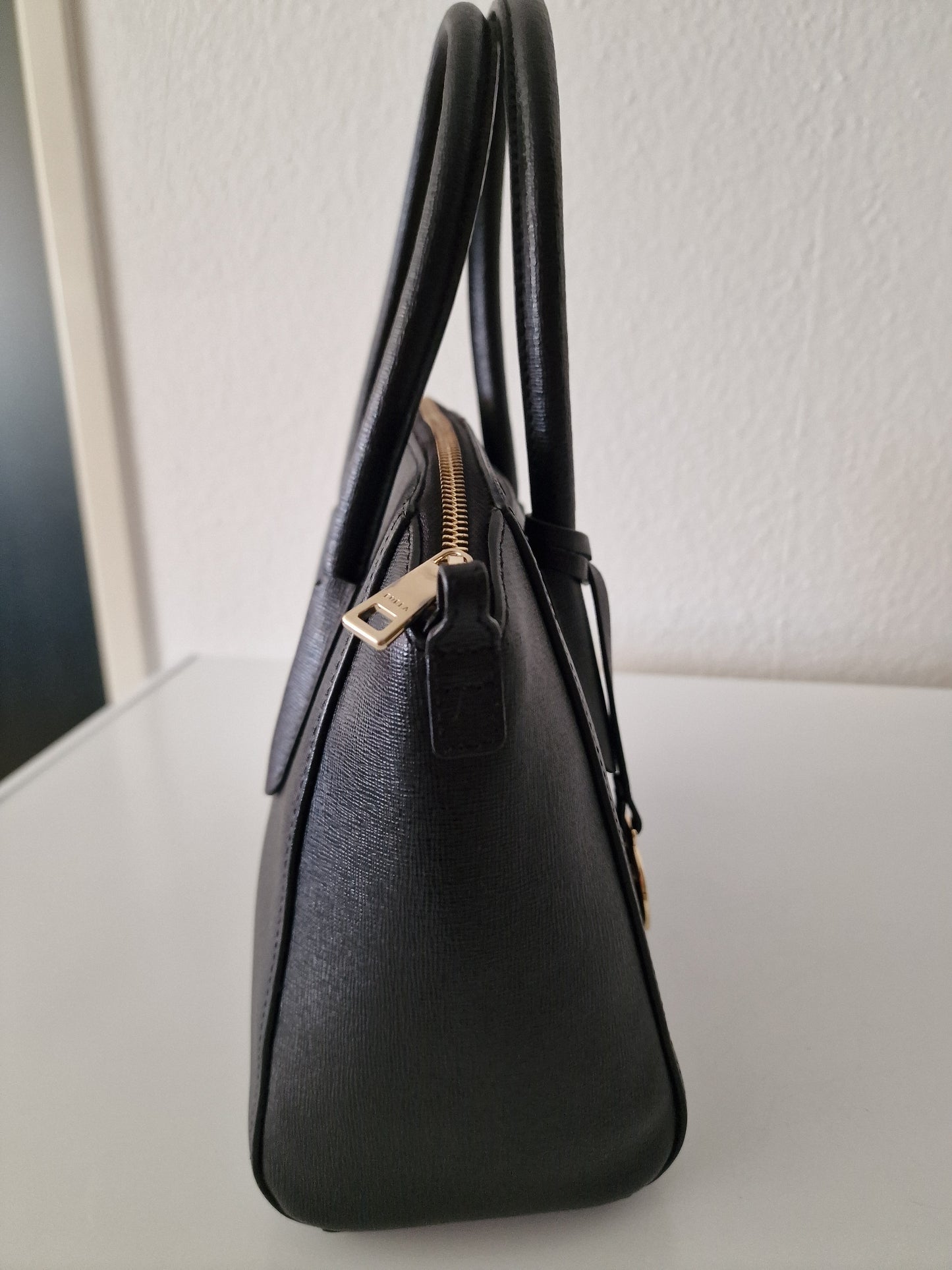 FURLA GENUINE LEATHER HANDBAG ( MADE IN ITALY 100% ORIGINAL)