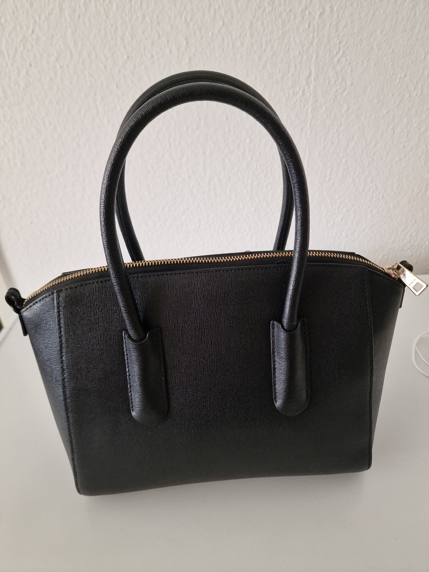 FURLA GENUINE LEATHER HANDBAG ( MADE IN ITALY 100% ORIGINAL)