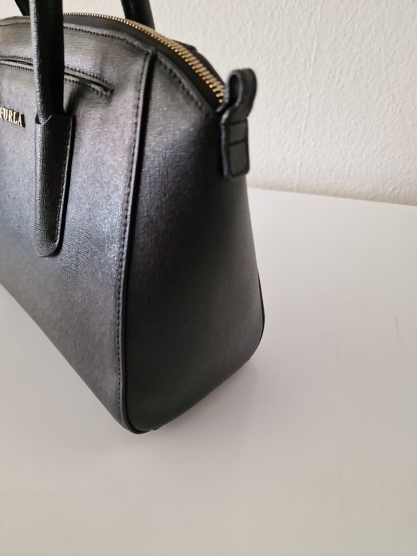 FURLA GENUINE LEATHER HANDBAG ( MADE IN ITALY 100% ORIGINAL)