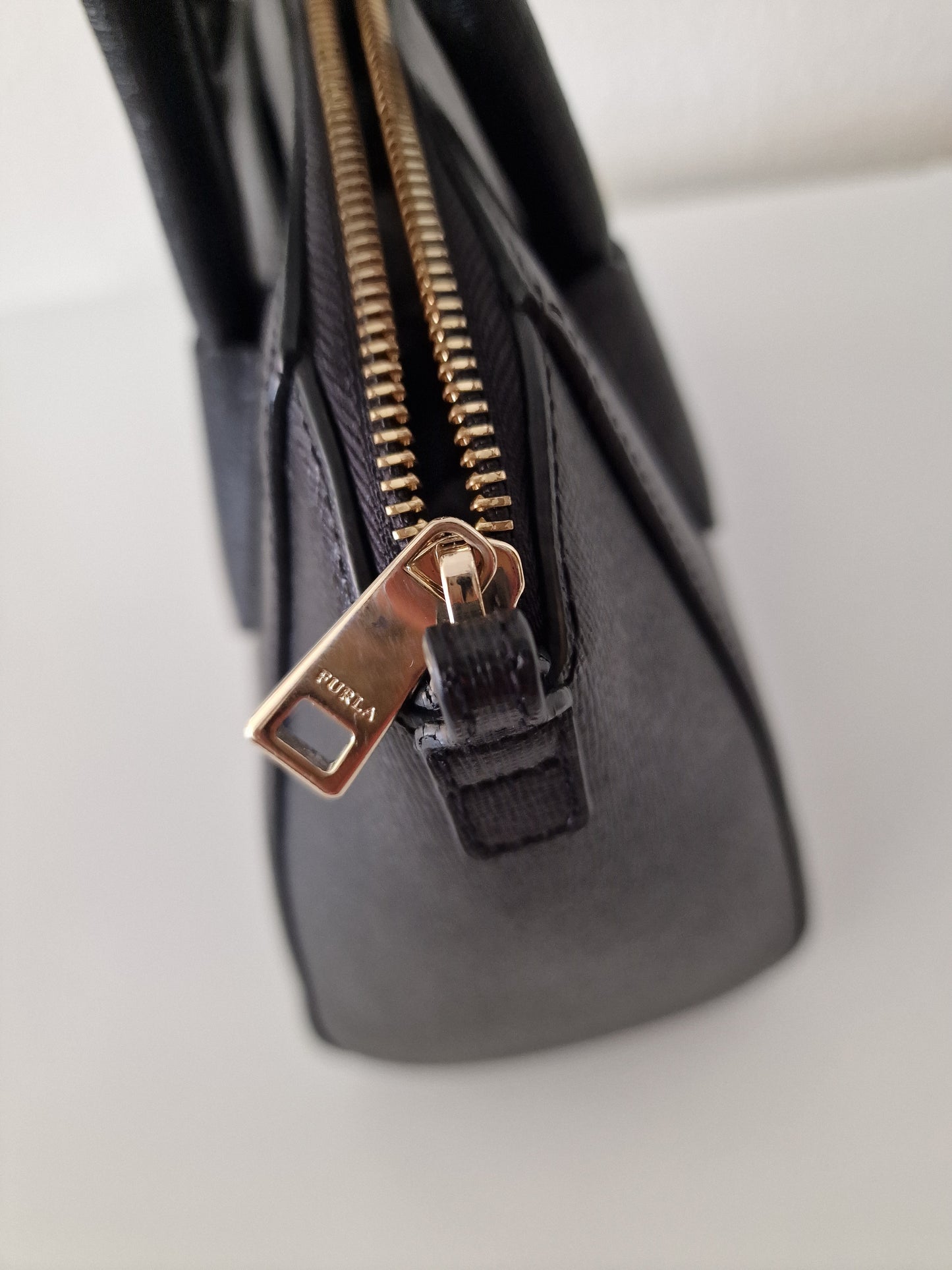FURLA GENUINE LEATHER HANDBAG ( MADE IN ITALY 100% ORIGINAL)